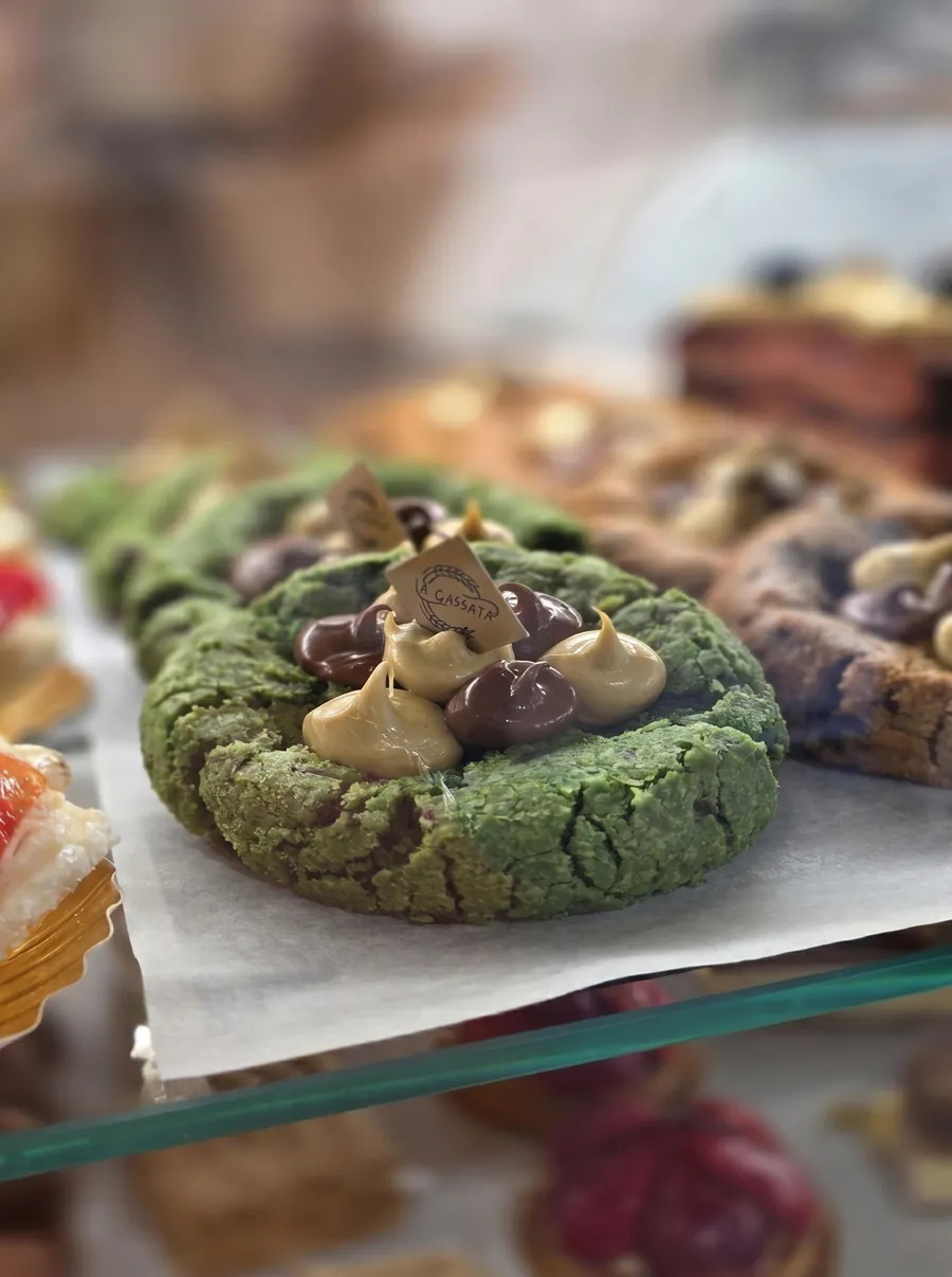 Cookie pistache fourré chocolat et praliné signé La Cassata — douceurs maison à Ganshoren